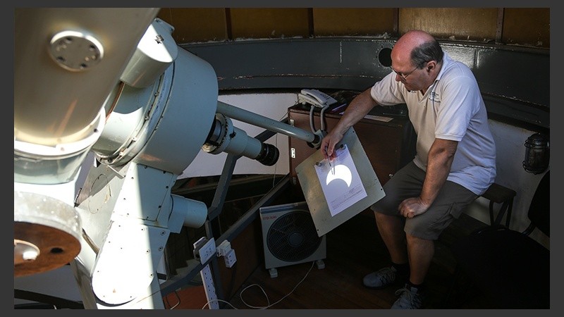 Un técnico muestra la proyección del eclipse en el telescopio principal del observatorio de Rosario.