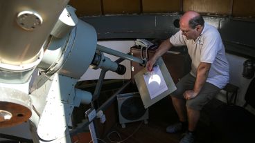 Un técnico muestra la proyección del eclipse en el telescopio principal del observatorio de Rosario.