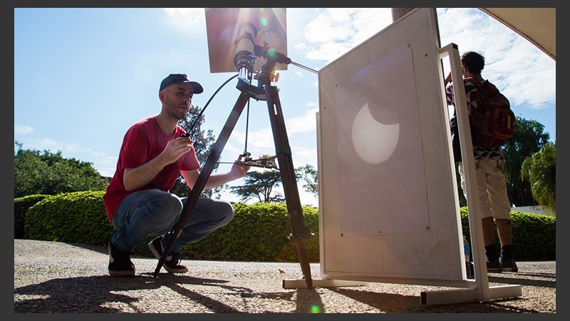 Un telescopio proyectando el eclipse en una base blanca.