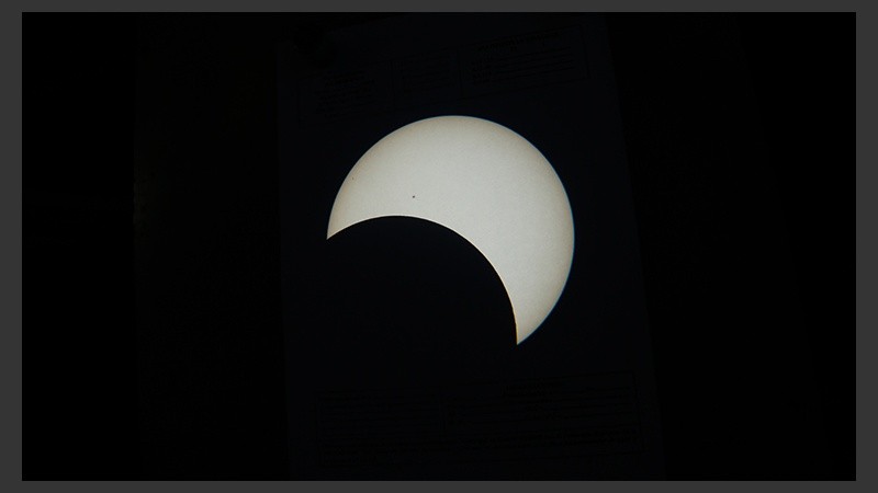 Así se vio desde Rosario el eclipse anular de este domingo.