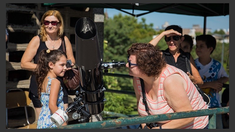El eclipse anular de sol comenzó a las 9.48 y finalizó pasada las 12 en Rosario.