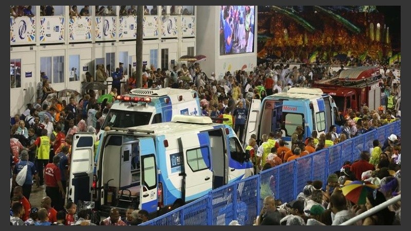 El accidente causó revuelo en el carnaval más famoso del mundo. 