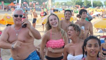 Mucha gente bailó a pesar del calor.