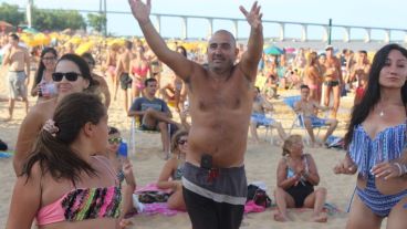 Mucha gente bailó a pesar del calor.