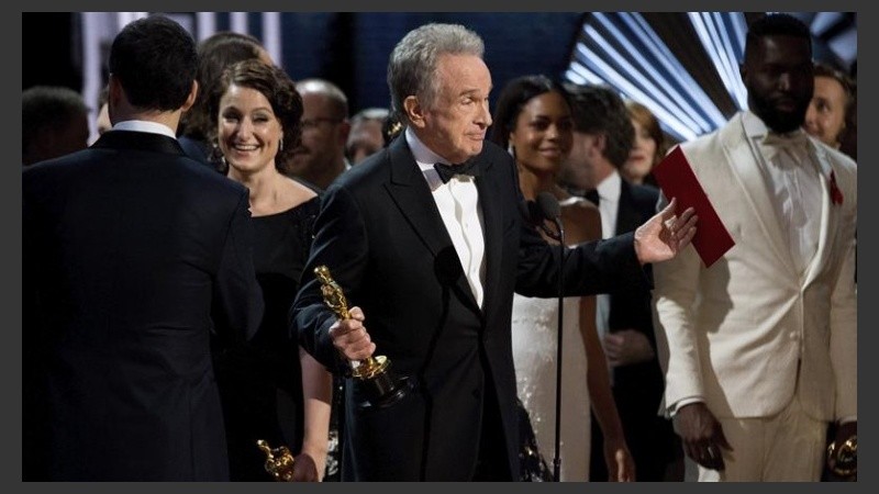 La cara de Warren Beatty, quien dio como ganadora a La La Land junto a Faye Dunaway, dice todo.