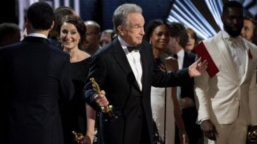 La cara de Warren Beatty, quien dio como ganadora a La La Land junto a Faye Dunaway, dice todo.