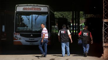La PDI en uno de los galpones de Monticas en avenida Sabín al 900 bis.