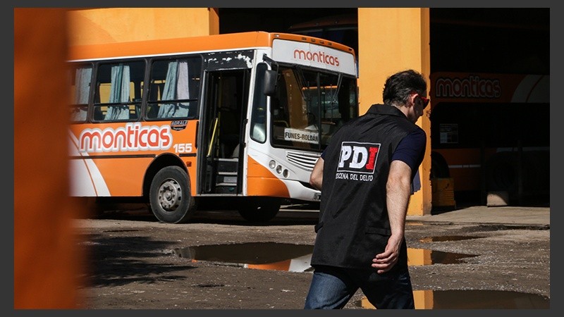 La Policía de Investigación realizó pericias a los micros de la empresa.