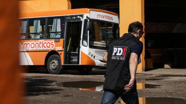 La Policía de Investigación realizó pericias a los micros de la empresa.