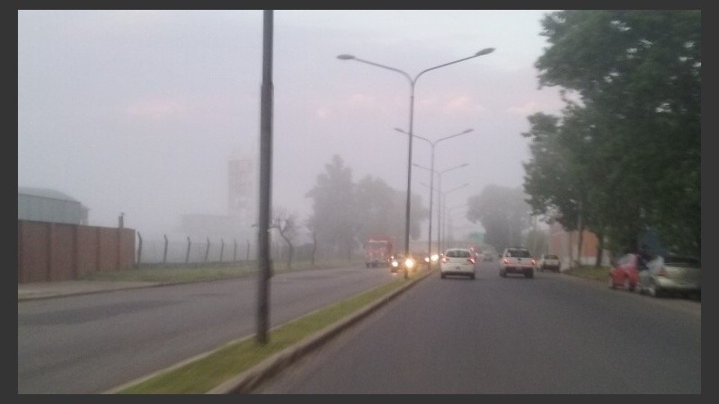 Leve niebla en acceso a la ciudad por Presidente Perón.