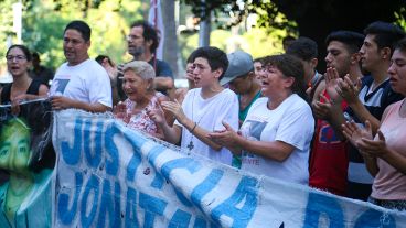 Familiares de Jonatan realizaron una vigilia a la espera del juicio.