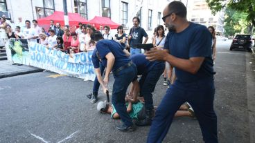 Previo al juicio, recrearon el asesinato de Jonatan en la puerta de Tribunales.