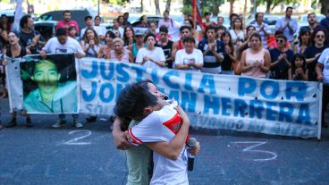 Previo al juicio, recrearon el asesinato de Jonatan en la puerta de Tribunales.