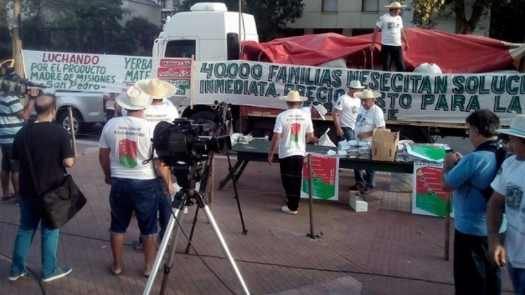 Ver imagen en tamaño completo Productores regalaron miles de kilos de yerba.