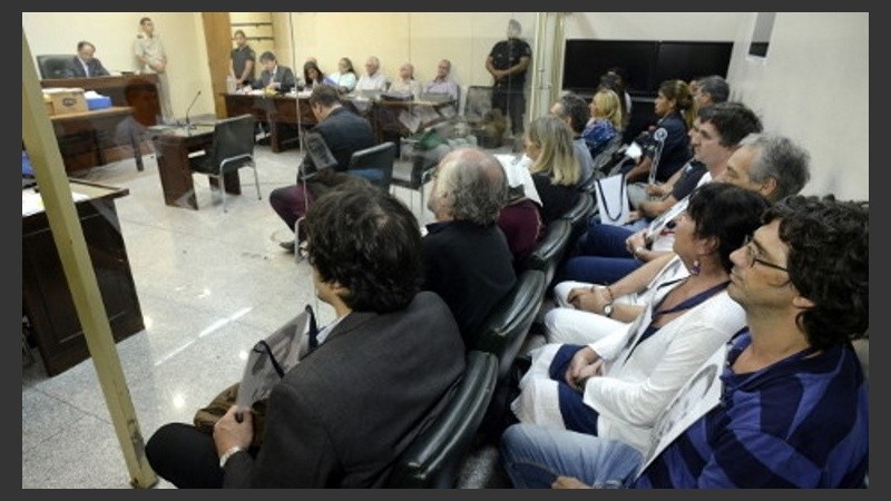 Juane Basso Feresín, abajo a la derecha, en la sala del juicio.