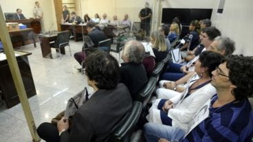 Juane Basso Feresín, abajo a la derecha, en la sala del juicio.