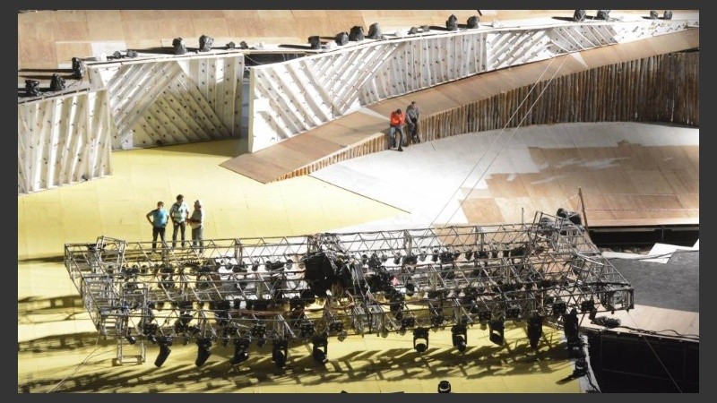 La parrilla de luces que cayó sobre el escenario. 