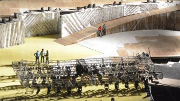 La parrilla de luces que cayó sobre el escenario.