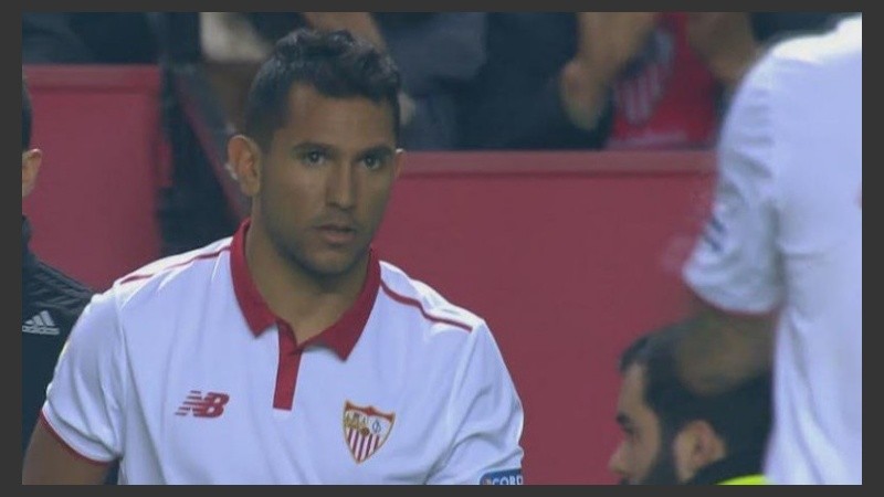 Montoya, listo para ingresar a la cancha.