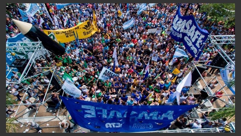 Miles de docentes marcharon al Ministerio de Educación de la Nación para pedir paritaria federal.
