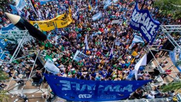 Miles de docentes marcharon al Ministerio de Educación de la Nación para pedir paritaria federal.