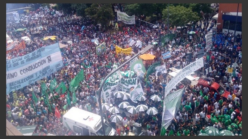 Organizaciones de trabajadores de todo el país marcharon a Capital Federal para pedir un cambio de la política económica.