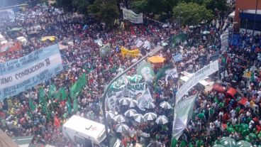 Organizaciones de trabajadores de todo el país marcharon a Capital Federal para pedir un cambio de la política económica.