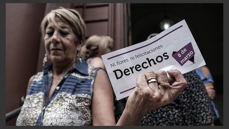 Una mujer muestra uno de los folletos en la puerta de la Municipalidad de Rosario. (Alan Monzón/Rosario3.com)