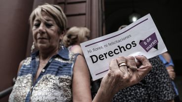 Una mujer muestra uno de los folletos en la puerta de la Municipalidad de Rosario. (Alan Monzón/Rosario3.com)