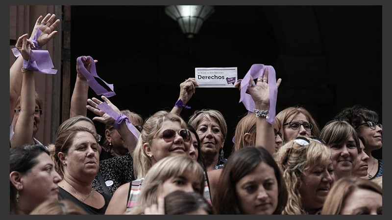 Mujeres se hicieron presente este miércoles al mediodía frente a la Municipalidad. (Alan Monzón/Rosario3.com)