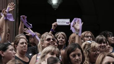 Mujeres se hicieron presente este miércoles al mediodía frente a la Municipalidad. (Alan Monzón/Rosario3.com)