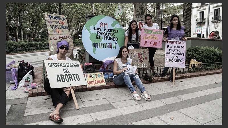 Un grupo de mujeres se expresaron en plaza Pringles en la previa a la marcha de esta tarde. (Alan Monzón/Rosario3.com)