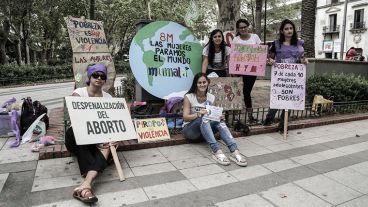 Un grupo de mujeres se expresaron en plaza Pringles en la previa a la marcha de esta tarde. (Alan Monzón/Rosario3.com)
