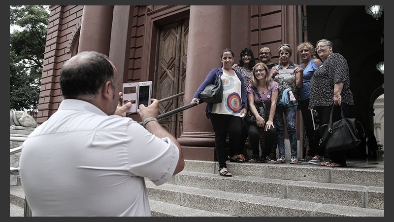 Un hombre toma una fotografía a un grupo de mujeres este miércoles. (Alan Monzón/Rosario3.com)
