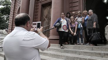 Un hombre toma una fotografía a un grupo de mujeres este miércoles. (Alan Monzón/Rosario3.com)