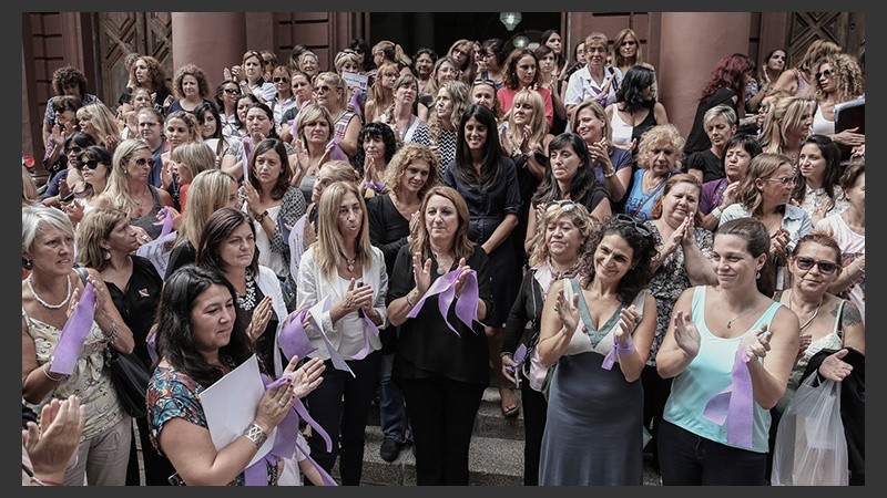 La intendenta Mónica Fein junto a funcionarias y trabajadoras en apoyo por los derechos de la mujer. (Alan Monzón/Rosario3.com)