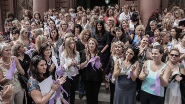 La intendenta Mónica Fein junto a funcionarias y trabajadoras en apoyo por los derechos de la mujer. (Alan Monzón/Rosario3.com)