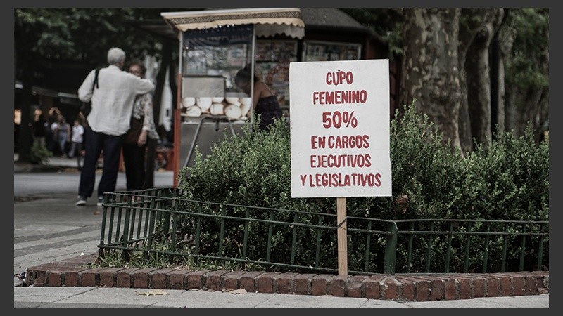 Uno de los carteles vistos en plaza Pringles. (Alan Monzón/Rosario3.com)