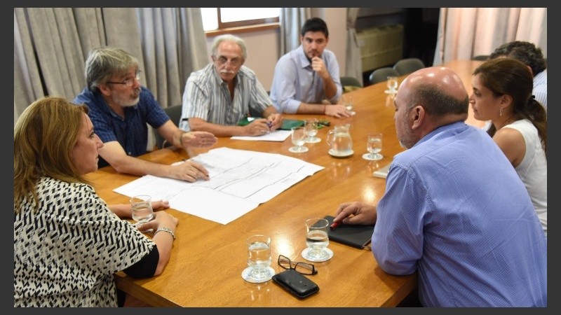 La intendenta recibió al grupo de vecinos en una reunión.