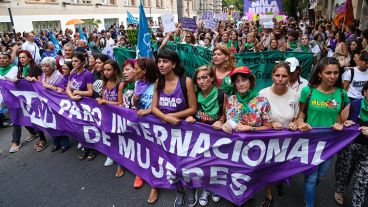La columna de manifestantes que arrancó de plaza San Martín.