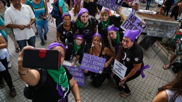 Mujeres previo al inicio de la marcha este miércoles.