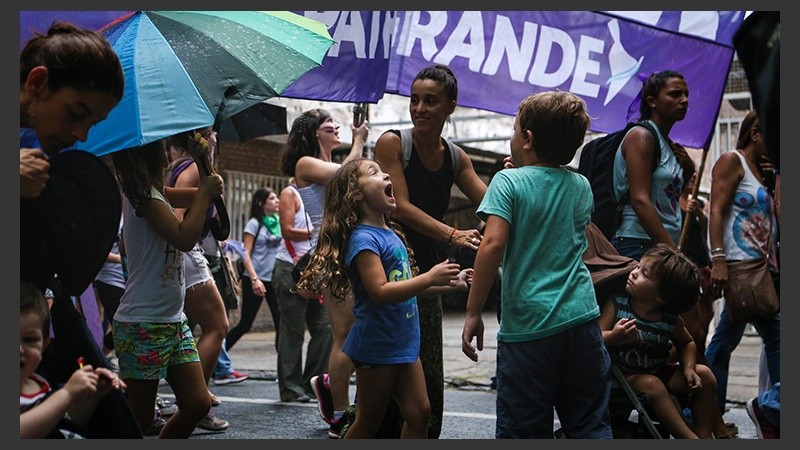 Muchos niños salieron a la calle a marchar.