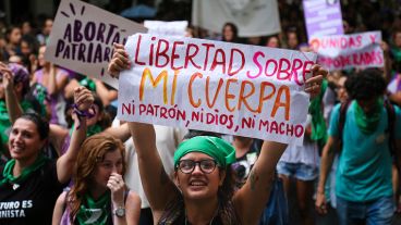 Las mujeres se expresaron con carteles y cánticos.