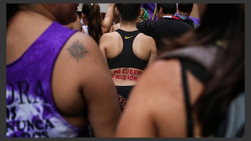 Cuerpos pintados durante la marcha.