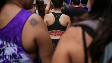 Cuerpos pintados durante la marcha.