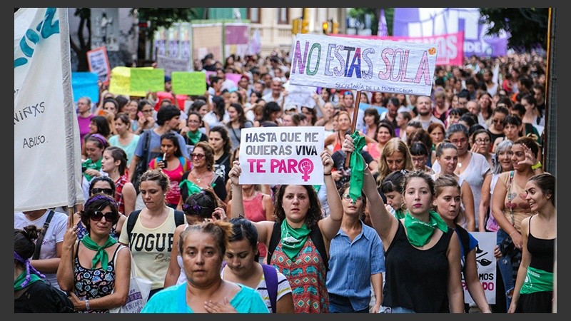 Una multitud marchó por las calles de Rosario.