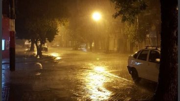 Ràpidamente la lluvia produjo anegamientos.