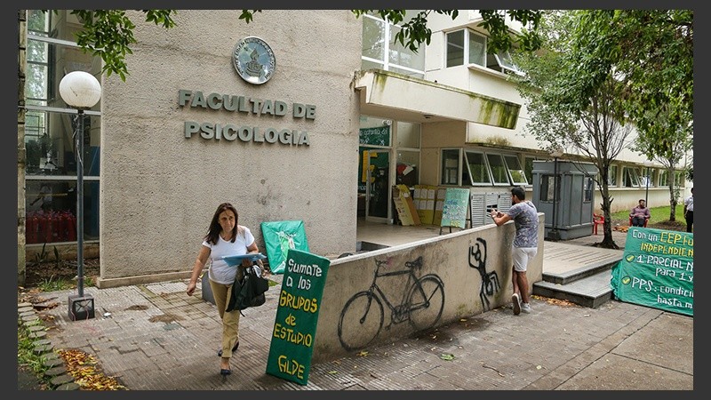 En el caso de la UNR, la huelga afecta a 12 facultades y tres secundarias.