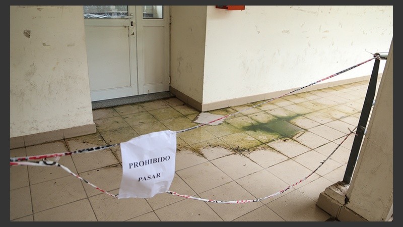 Filtraciones en uno de los pasillos de la facultad.