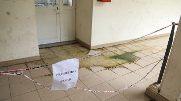 Filtraciones en uno de los pasillos de la facultad.